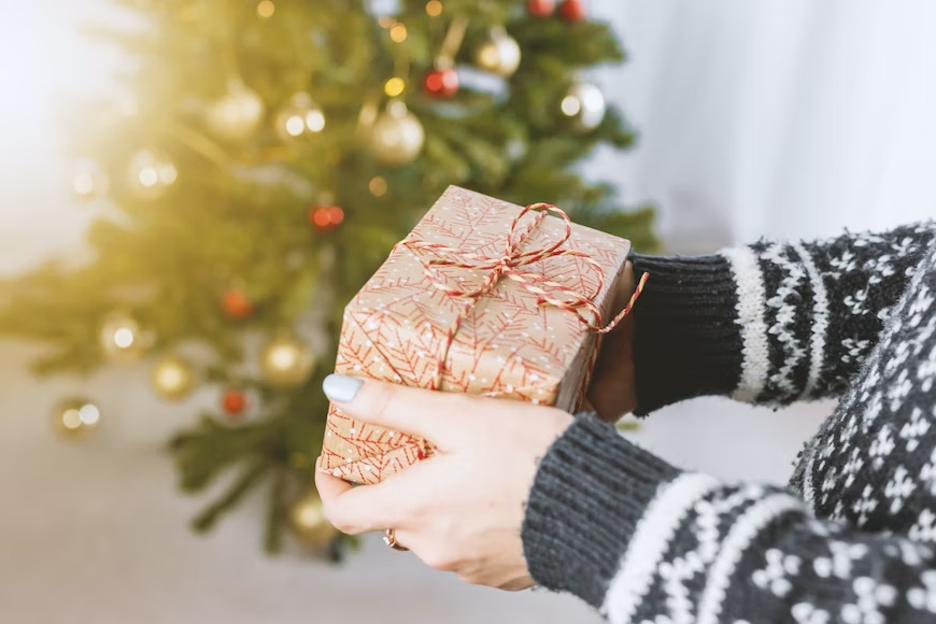 7 Best Christmas Gifts for Female Solo Travelers