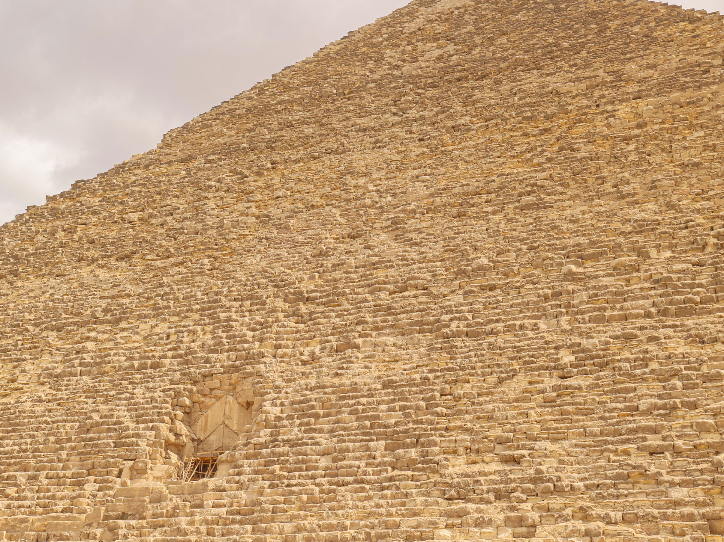 Who built the egyptian pyramids