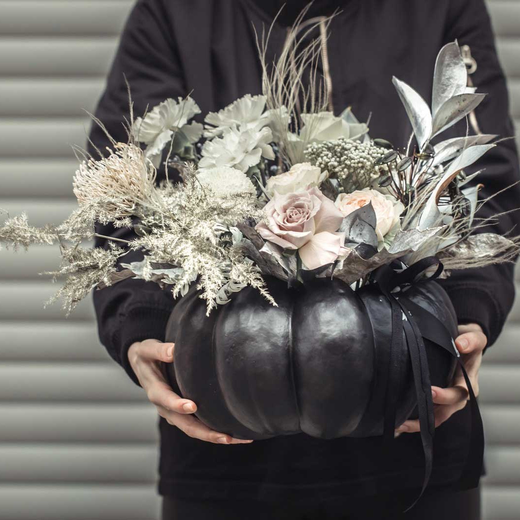 How to Send Halloween Flowers to Your Loved Ones While Frequently Traveling