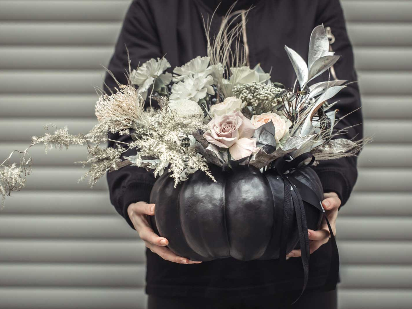 How to Send Halloween Flowers to Your Loved Ones While Frequently Traveling