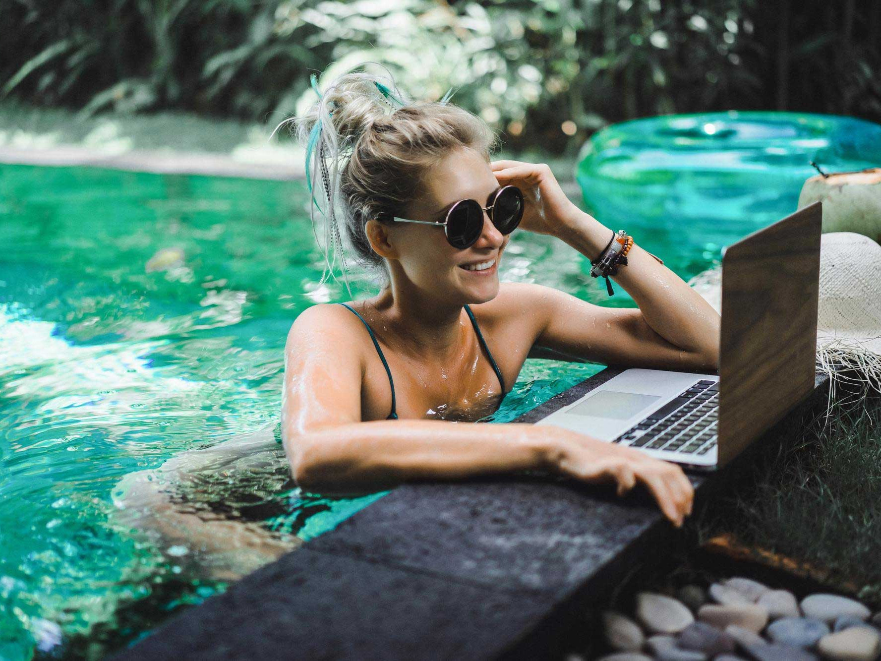 Digital Nomad Life: 7 Tips for Working Productively by the Hotel Pool
